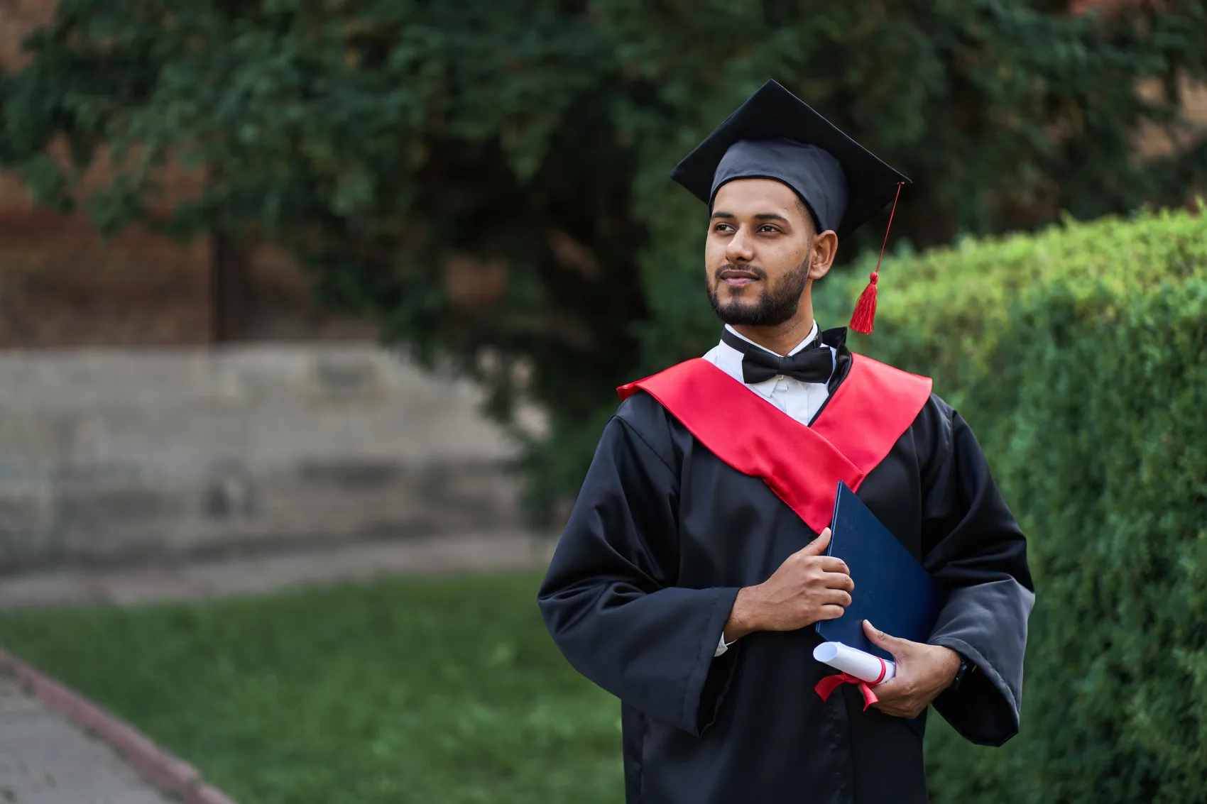 Pakistani graduate holding a BSc (Hons) Computing certificate awarded by the University of Greenwich